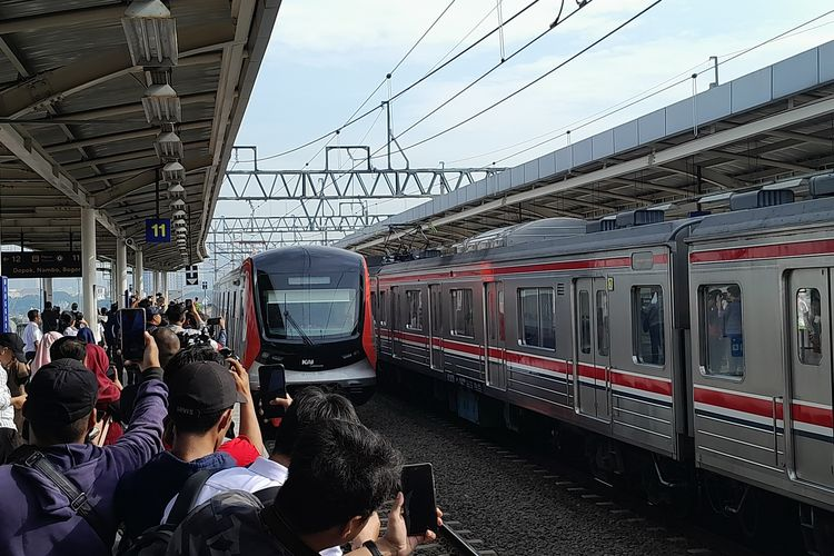 KRL Buatan China Resmi Beroperasi, Layani Lintas Bogor